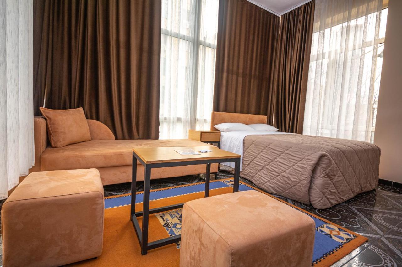 Hotel Pik Loti Tirana Exterior foto