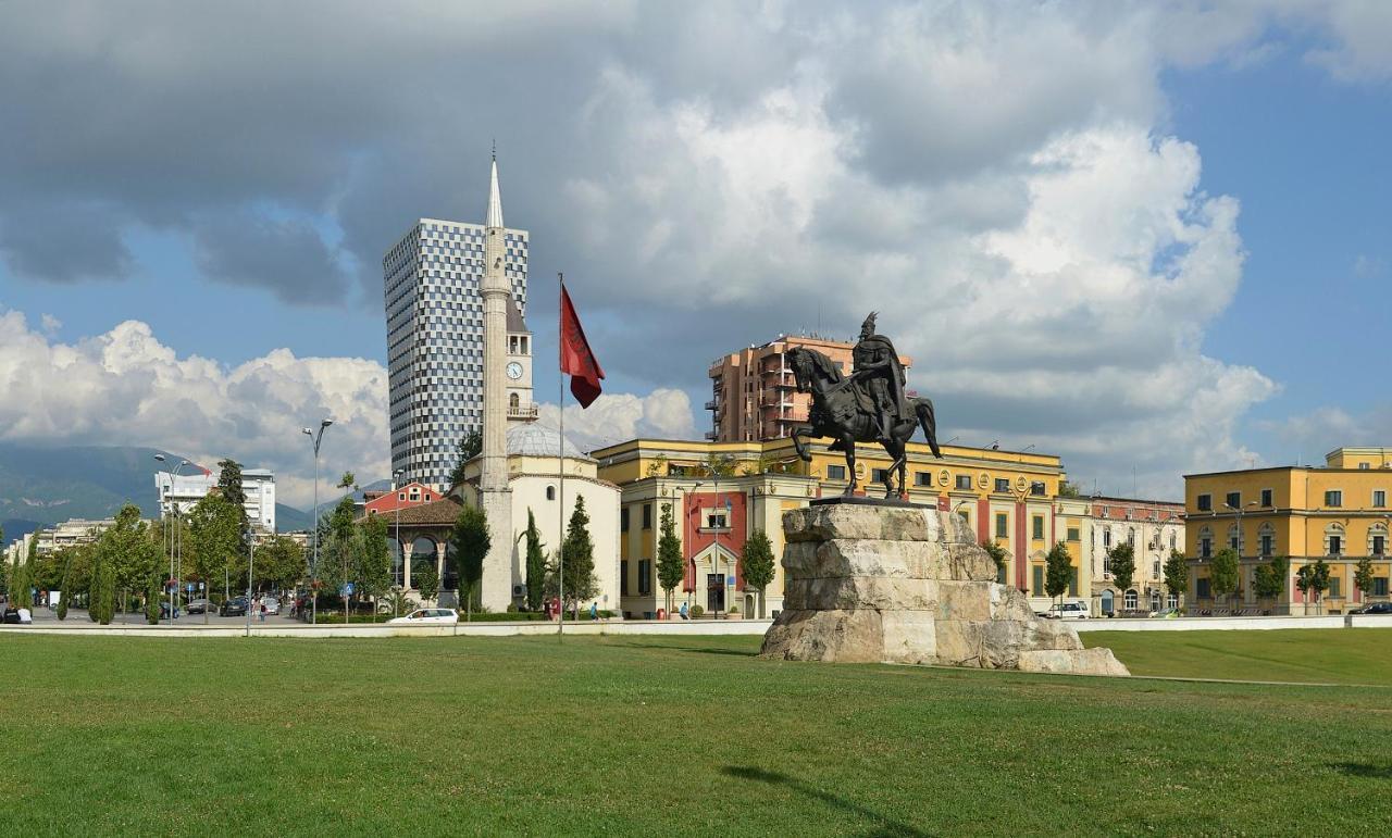 Hotel Pik Loti Tirana Exterior foto