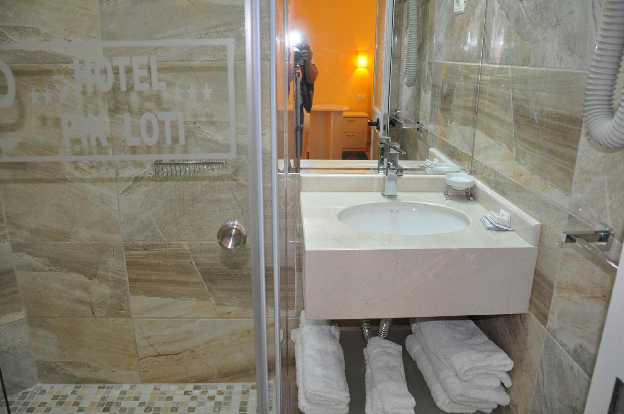 Hotel Pik Loti Tirana Habitación foto
